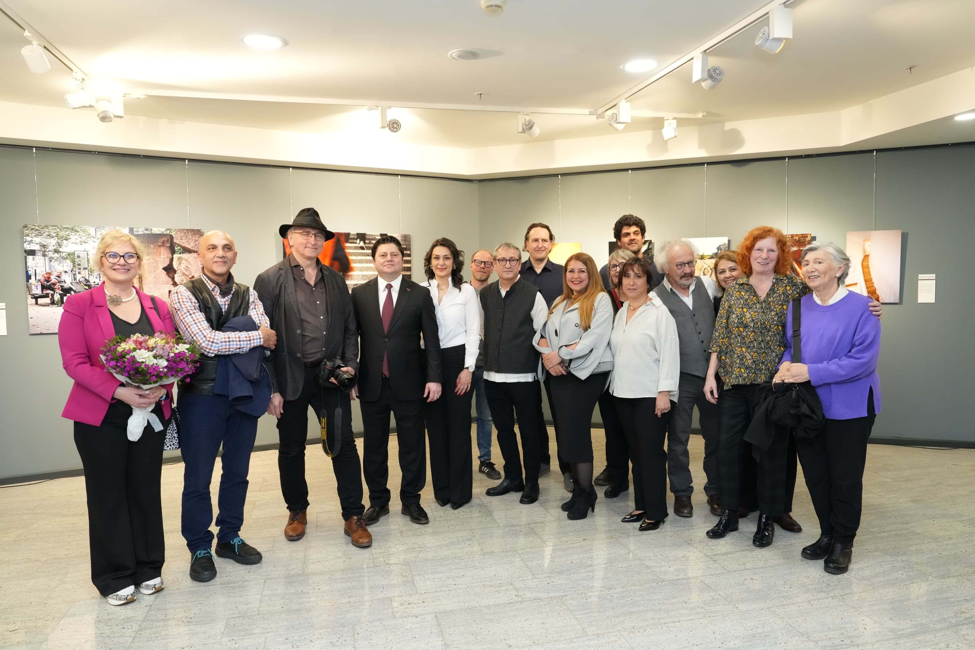 30 yıllık kardeşlik sergide buluştu